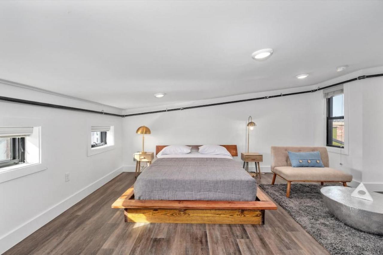Brand New On The Streetcar Line Apartamento